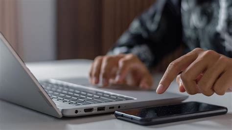 What are passkeys and why do UK cyber chiefs want us to use them? - BBC News - Did They Use F Instead of S