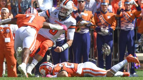 Clemson football struggles to slow Garrett Shrader first half