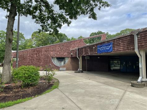 How are Connecticut substitute teachers vetted?