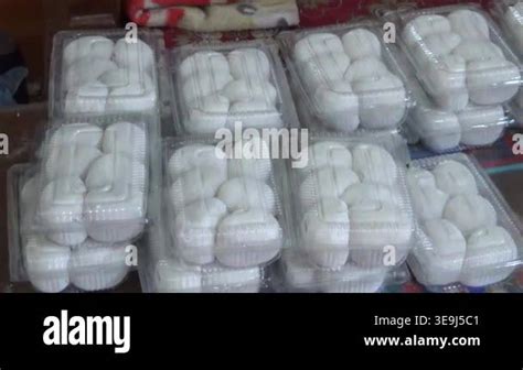 Making traditional Vietnamese rice cakes Stock Video Footage - Alamy