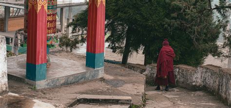 Un moine s’éloigne d’un temple bouddhiste. photo – Image gratuite de ...