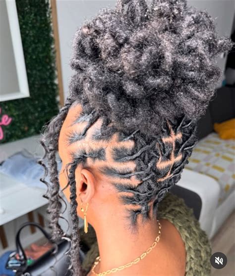 Pin by Shxbine♡ on 𝘥𝘳𝘦𝘢𝘥𝘭𝘰𝘤𝘬𝘴 | Faux locs hairstyles, Locs hairstyles ...