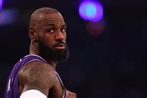 LeBron James injury update: Lakers star managing foot, elbow injuries