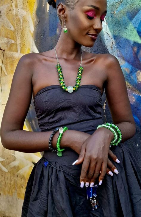 Shape glass beads in a sustainable workshop