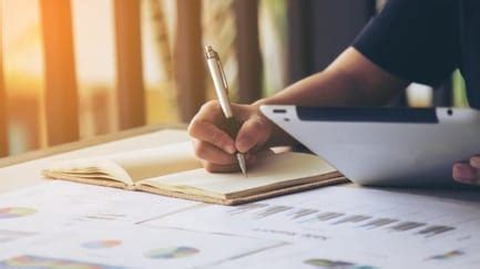 Pengertian Puisi Rakyat & Jenis-Jenisnya: Syair hingga Pantun