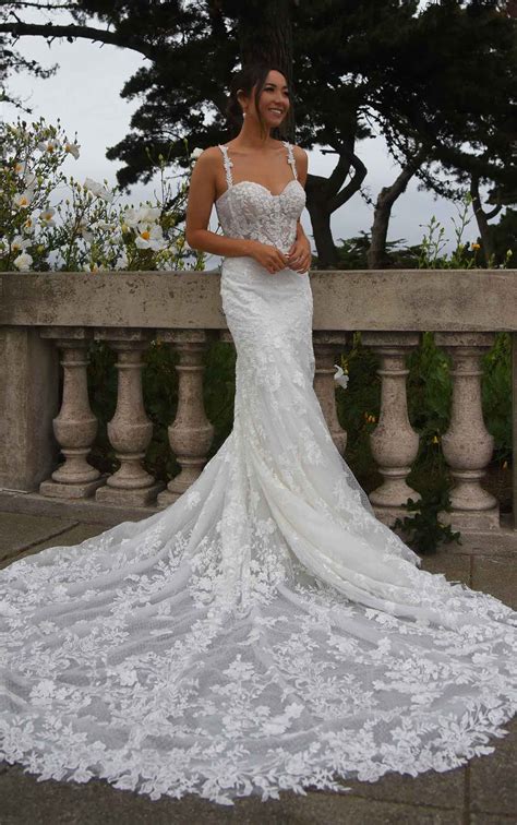 Beautiful fitted wedding dresses | Beachweddingtips.com