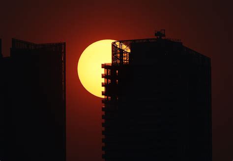 Surreal Photos of Smoke-Clogged Cities After Canadian Wildfires