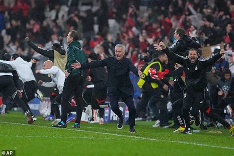 Mourinho's box office Benfica! Goalkeeper scores dramatic late winner ...