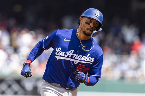 Mookie Betts leaves Dodgers game early with right lower back pain