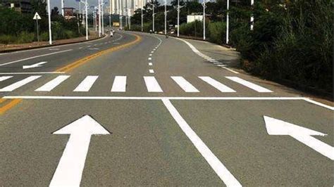 Road Signs: రోడ్లపై ఈ గీతల అర్థం ఏమిటి..? రహదారి గుర్తుల నిజమైన అర్థం ...