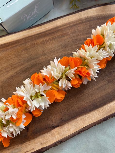Pichi Malli(Jasmine )with Kanakamaram Flower Reusable Gajra – Daivik.in