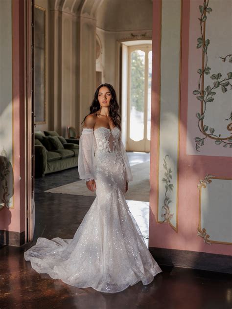 Bustier mermaid wedding dress | Beachweddingtips.com