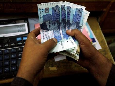 Decades of fiscal mismanagement push Pakistan toward economic collapse