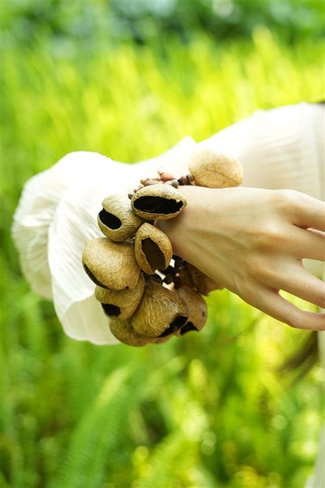 Natural Seed Wrist Rattle | Tribal Shaker Bracelet Instrument – Yunicrafts