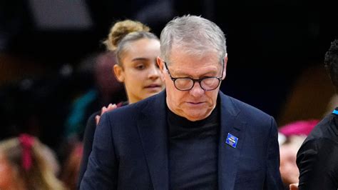 UConn coach Geno Auriemma apologizes for behavior after Final Four loss