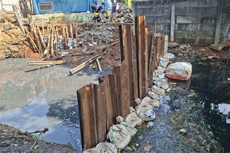 Sudah Sebulan, Banjir Air Hitam dan Bau di Cengkareng Jakbar Belum Surut