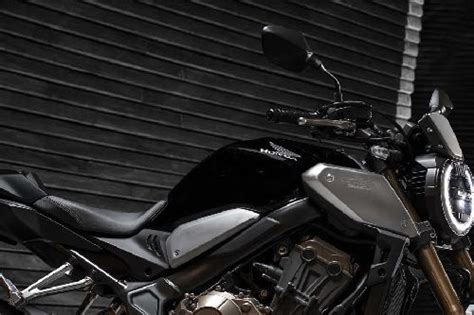 Honda CB650R vs Triumph Trident 800 Perbandingan | Zigwheels