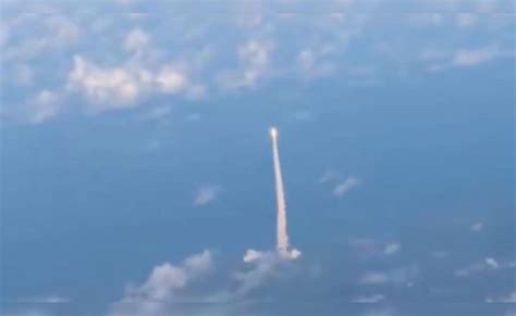 Video: Airline passengers' unreal mid-air view of Artemis 2 launch