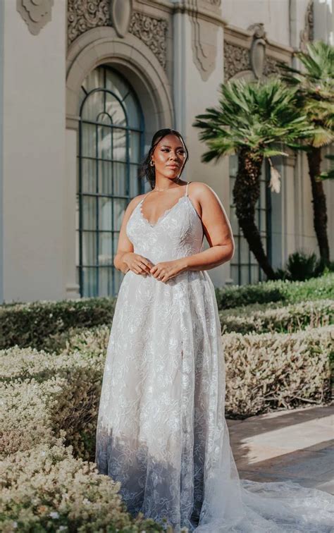 Spaghetti strap plus size wedding dresses | Beachweddingtips.com