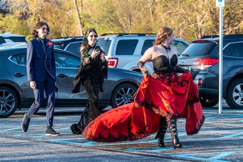 Check out our favorite 6 photos from Grand Haven’s prom 2026 - mlive.com