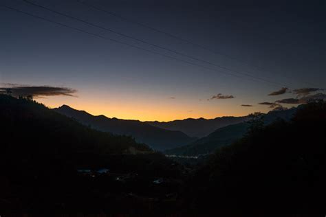 想起了缅甸"野人山"的名字,公路大多在原始森林中穿行,景色很美,空气