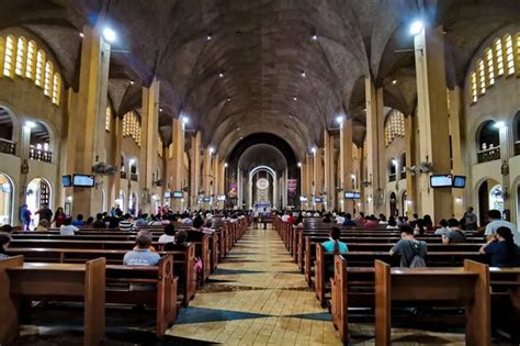 Mga deboto sa Baclaran Church, mas komportable pa rin magsuot ng face ...