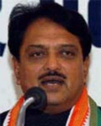 Maharashtra CM Vilasrao Deshmukh offers to resign
