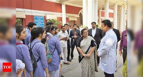 With acting CJ as teacher, students learn of sex laws | Delhi News ...