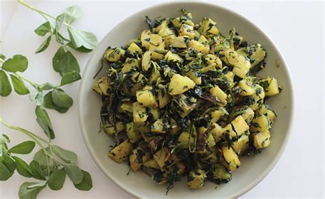 क्या आप जानते हैं किस सब्जी में नहीं डालते हैं हल्दी? नाम जान हैरान हो ...