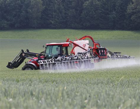 Feldspritze mit faltbarer Schleuse: Kuhn Deltis 1302 | agrarheute.com