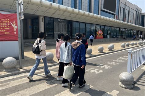 许昌四名初二女生深夜离家出走，去外地打工被火车站民警拦下_腾讯新闻
