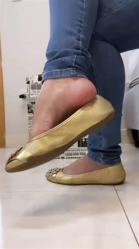 Feet Soles, Women's Feet, Ballerina Flats, Ballet Flats, Wooden Sandals ...