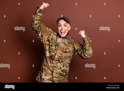 Photo portrait of attractive mature woman army soldier raise fists ...