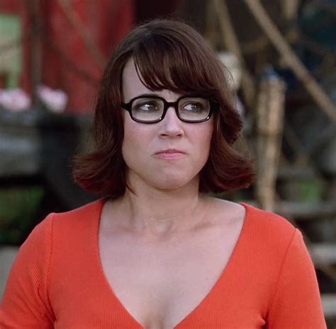 Linda cardellini photo linda cardellini as velma dinkley – Artofit