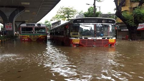 Mumbai Rains: बारिश से मुंबई पानी-पानी, एक दिन की छुट्टी का ऐलान ...