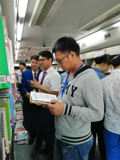 2019年4月2日，图书流动车在寮步镇东莞发展控股公司服务活动