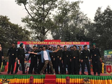 Raees actor Shah Rukh Khan celebrates Republic Day with jawans - Photos ...