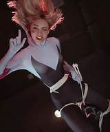 Sexy Spider-Gwen Cosplay In Spider-Man: Into The Spider-Verse