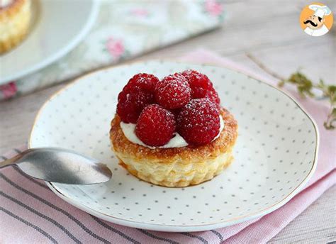 Puff pastry cups with raspberries and mascarpone