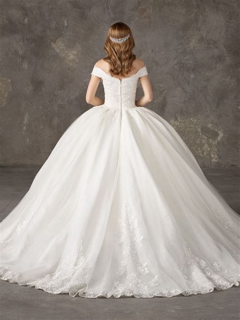 Increíble vestido de novia de princesa de cuento | Pronovias | Pronovias wedding dress, Bridal ...