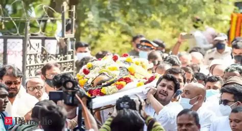 Bappi Lahiri Cremation: The final farewell: Nation bids teary goodbye ...