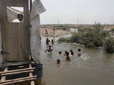 印度人問：中國公廁怎麼沒人住？來看看印度廁所都住人了 - 每日頭條