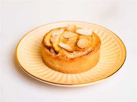 Apple & Almond Tart 🟡 – Sugar & Spice
