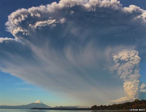 Calbuco Volcano Explosion 的图像结果