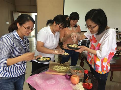 校烘焙协会组织会员学习披萨制作-浙江财经大学工会