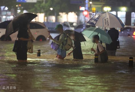 韩国首尔遭遇百年一遇暴雨：1000多辆汽车被淹 多人死亡