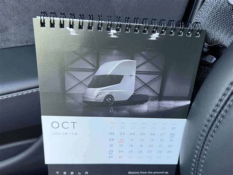 開箱 Tesla 台灣官方 2022 年特斯拉桌曆 - electrify.tw