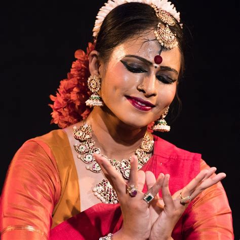 भरतनाट्यम को नए आयाम दे रही हैं आरोही मुंशी, देश विदेश में दे चुकी हैं ...