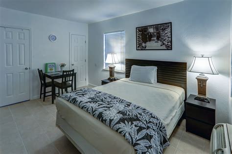 Reg motel room poolside – Richard’s Motel Rooms