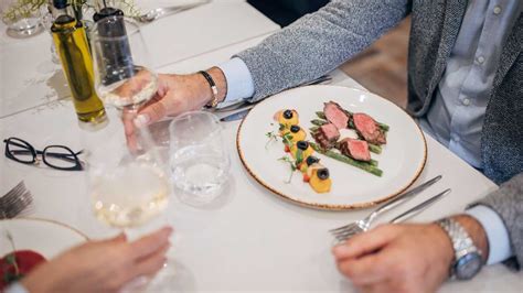 Fine Dining Busy 的图像结果